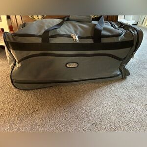 JEEP Gray & Black Rolling Duffel Bag. The handles join to carry. Ex condition.